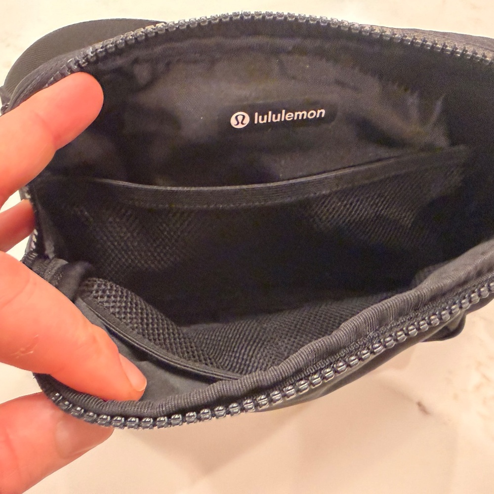 Lululemon Everywhere Belt Bag 1L Black Adjustable Crossbody Fanny Pack - Picture 3 of 5